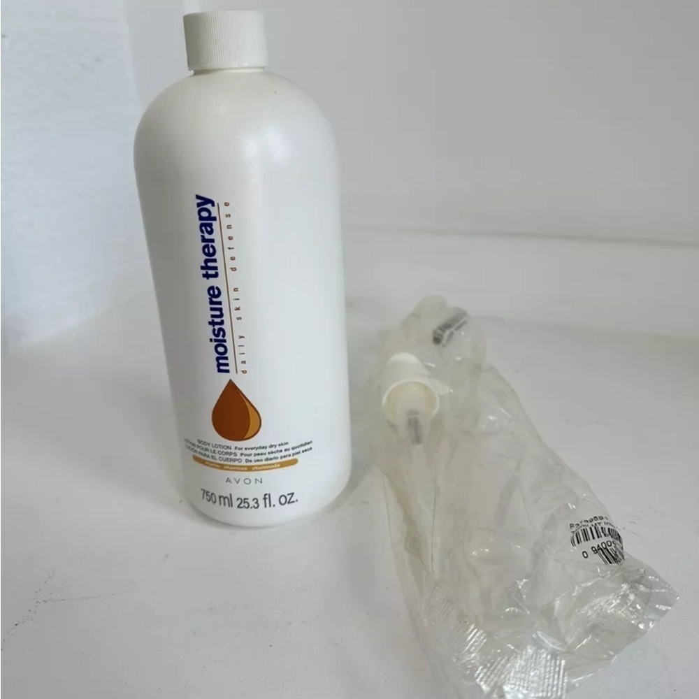 AVON -‎ LARGE LOTION *NEW* DAILY DEFENSE - 25.3 oz